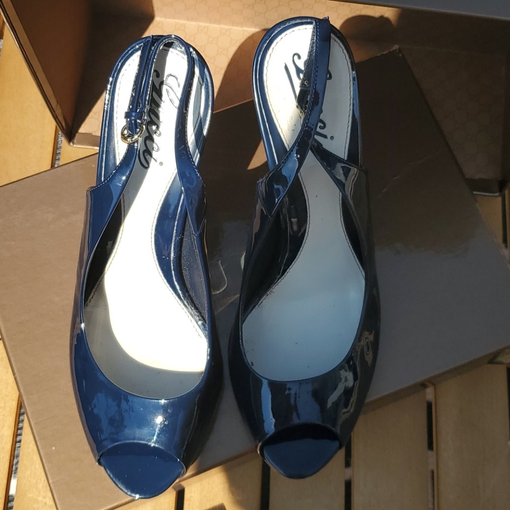 100% Authentic Gucci Navy Patent Heels 👠